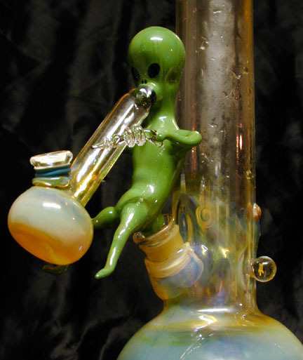 alien smoking pot