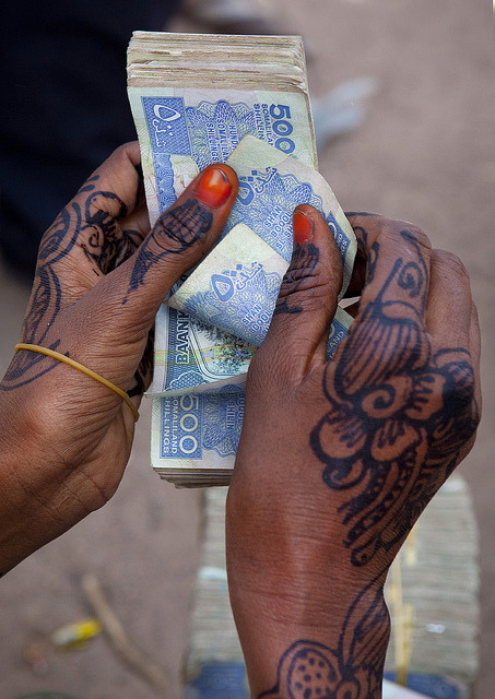 pusterbosey:

Hargeisa animal market: counting the shillings  - Somaliland by Eric Lafforgue on Flickr.