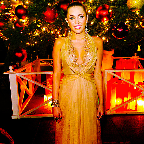 breathtakingmiley:  that dress is so beautiful on her omg, i cant even right now. she’s stunning. 