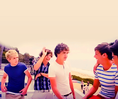 oneeeeeedirectionnnnn:  Niall: I see no food…Harry: hahahahaha Liam the back of yo head is ridiculous!!Liam: that bitch is wearing the same shirt as me…Zouis: lulz look at our kids dey so funneh. 
