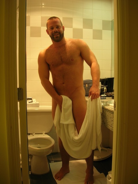 backfur:

Follow www.backfur.tumblr.com for HAIRY/BEAR/BEEF/DADDY

thats pretty close to my goal body right now