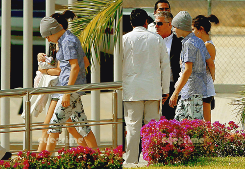 Justin &amp; Selena arriving in Mexico January 6, 2012!