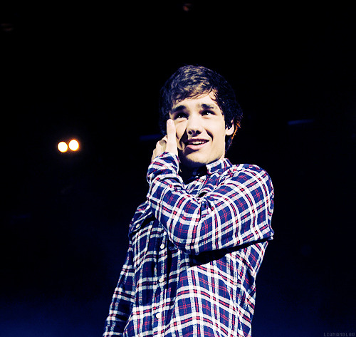 vashappeningurlies:

simple-but-effective-1d:

HE’S SO F*CKING CUTE I CAN’T TAKE IT!

Fav picture omg
cutieeeee. :)
