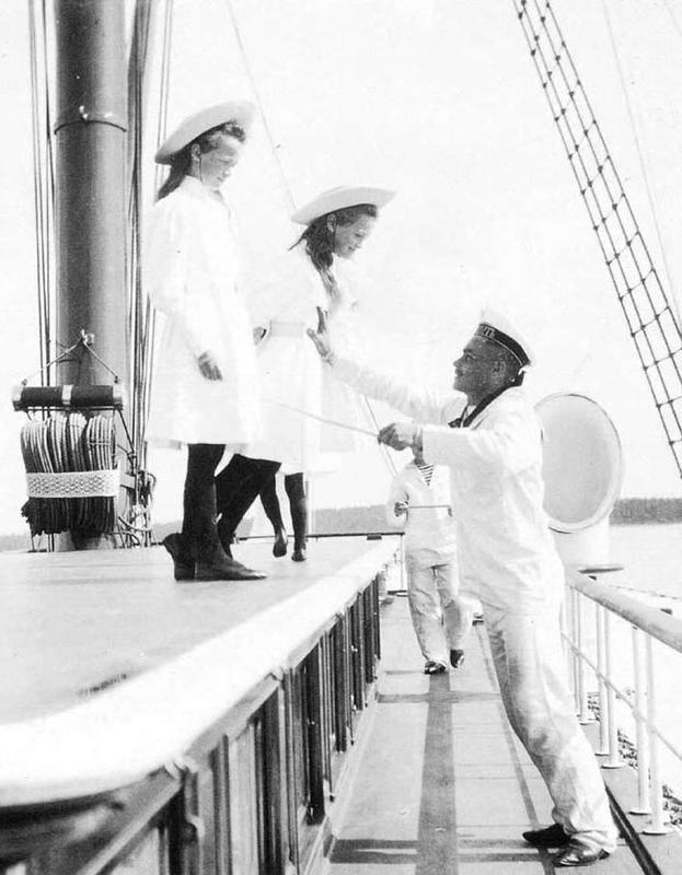 rrromanov:

Maria, Olga and a sailor, 1908
