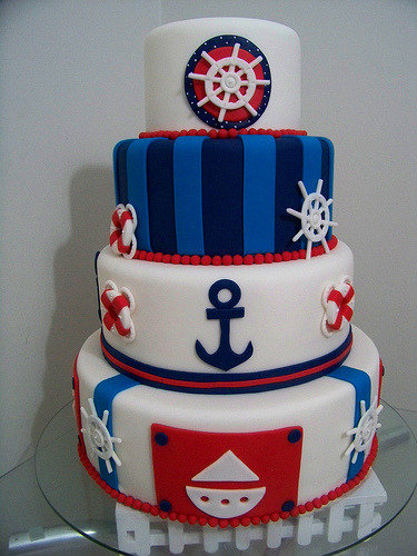cakeapothecary:

I am loving nautical cakes right now!
 (by atelier mm)
