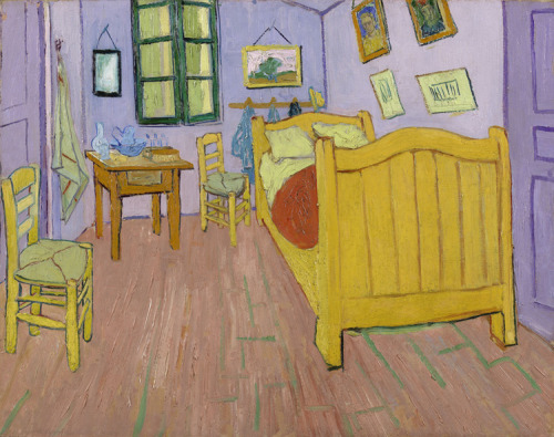 
Ressam&#160;: Vincent Van Gogh (1854-1890)
Resim&#160;: The Bedroom (1888)
Nerede&#160;: Van Gogh Museum, Amsterdam, Hollanda
Boyutu: 72 cm x 90&#160;cm
Tahmin ediyorum, pek çoğumuzu Van Gogh&#8217;la tanıştıran, daha çocuk yaşta onu sevmemizi ve eğlenceli bulmamızı sağlayan bu resimdi. Arles&#8217;teki meşhur sarı evinde bulunan yatak odası. Van Gogh resmi yapmadan önce odayı itinayla dekore etmiş. Theo&#8217;ya yazdığı mektupta, resmin en önemli özelliğinin renkleri olduğunu söylemiş. Tek tek anlatmış, duvarlar solgun menekşe, yatak ve sandalyeler taze tereyağı renginde, kapılar lila&#8230; Bu gördüğünüz resim, Van Gogh&#8217;un anlattığı renklere uyacak şekilde düzenlenmiş bir versiyonu, resim orjinalini görebilmemiz için özellikle bunu koydum. Resmin bugünkü  halinde ise renklerde değişim var, araştırmacılar renklerde özellikle kırmızı pigmentin solduğunu söylüyor, işte bu sebeple lila olan kapı mavi, ve diğer renklerde de solgunluk var. Resmin bugünkü halini detaylı bir şekilde görmek isterseniz burada. Araştırmacılar, Van Gogh&#8217;un gözünden bir canlandırma yapmak için Arles&#8217;teli sarı evin bu odasını yeniden aslına uygun dekore etmişler, bu fotoğrafa bir bakın, bu harika odada kim yaşamak istemez ki! Van Gogh bu resimden itinayla 2 kopya daha yapmış, yani onun da favorilerinden. Yatak odasının pencerelerine dikkat ederseniz yeşil kepenkler kapalı. Duvardaki resimler de yine kendi yaptıklarından. Sağdaki portrelerden biri Paul-Eugene Milliet, diğeri Eugene Boch'a ait. Tavanı özellikle basıp yapmış, Japon etkisi vermek için. Perspektif ise yine bilinçli olarak biraz garip. Evin sağ tarafı biraz yamukmuş, Van Gog sağ taraftan tavanı göstererek bu durumu da dahil etmiş resmine. Bu yer verdiğim 8. Van Gogh resmi oldu, 25 Şubat gelmeden mutlaka yer vermem gereken 2 resmi daha var. Van Gogh’un hayatını &#8220;Yıldızlı Gece&#8221; resmi eşliğinde 13 Mart‘ta anlatmıştım. Theo’nun oğlu için yaptığı Almond Blossom’a 26 Haziran‘da, Ayçiçekleri&#8217;ne 29 Temmuz‘da, The Courtesan’a  29 Ağustos‘ta, Sarı Ev’e 20 Eylül‘de, “Wheatfield with Crows”a 1 Kasım‘da ve &#8220;Trees and Undergrowth&#8221;a 26 Aralık'ta vermiştim. Hatırlamak isterseniz tarih linklerine tıklayın. Her resimde Van Gogh ile ilgili başka bir şey keşfedeceksiniz.
