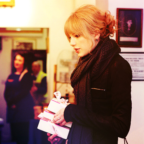 karinafuckyeahh:

fearlesswift:

her hair looks curly

yeah, someone was too lazy to straighten her hair, ic ic
