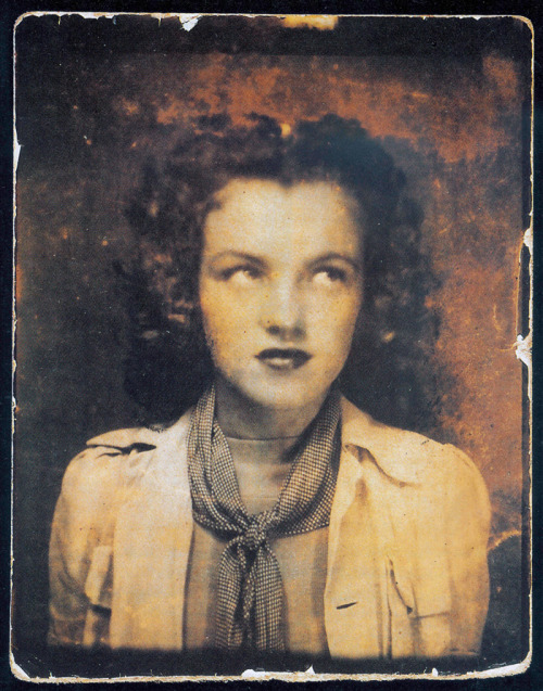 suicideblonde:

Norma Jeane Baker (later known as Marilyn Monroe) at age 12 in 1938
