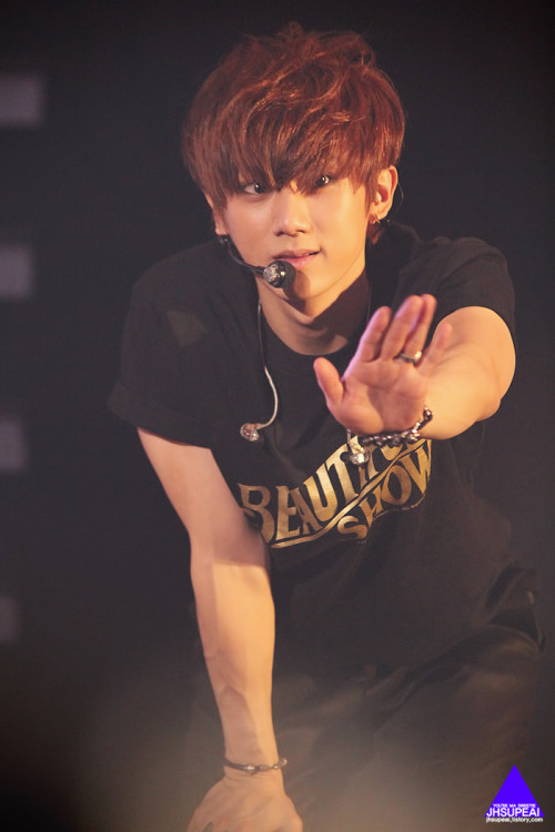 heydooj:

rarishes:

Hyunseung and black tshirts is my otp.

i could jump on that ship
