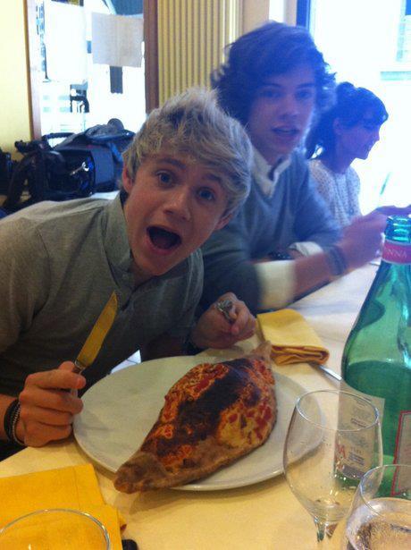 Niall and Food .. Such a beautiful realtionship i&#8217;m so jel&lt;3