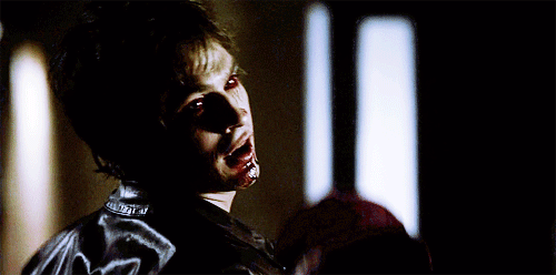 Bonnie: Mas ninguém se machuca
Damon: Exceto Katherine. Hoje Katherine terá uma estaca atravessando seu coração.
