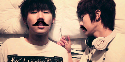 infinitefied:  LOL. /le rocking the stache.