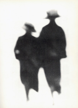 felixinclusis:

iconoclassic: silhouettes in the fog, fall–winter 1985–1986, yohji yamamoto, photography jean–françois deroubaix (via abundance: ….)
