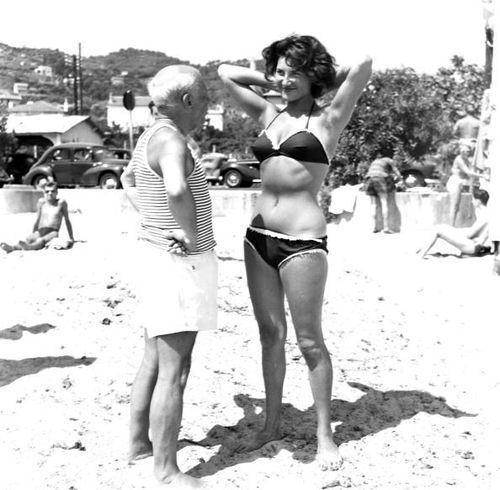 Na Riviera francesa, nos anos 1960, um Pablo Picasso senhorzinhopaquera uma jovem de biquíni.