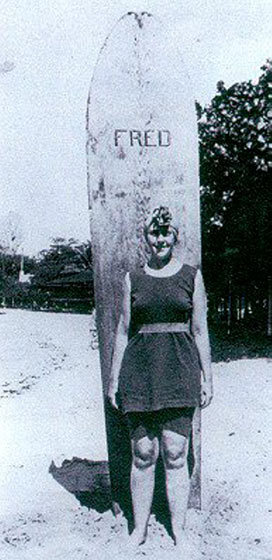 Agatha Christie no Havaí, anos 1920. A moça surfava.