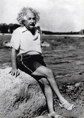 Albert Einstein em alguma praia do planeta Terra.