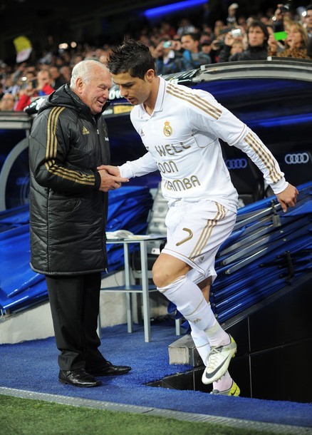Entering the pitch, as always greeting legendary Agustin Herrerin, Real Madrid&#8217;s pitch delegate.(via Photo from Getty Images)
Reminds me of Cristiano&#8217;s first day with Real Madrid at his presentation in the Bernabéu, on July 06, 2009.Agustin waited together with nervous Cristiano in the tunnel until he was called to enter the pitch and 90.000 Madridistas welcomed him euphorically.Agustin is something like a grandpa to the players, it seems.
In this documentary, Cristiano reminiscenced:“I felt a nervousness in my stomach. Agustin, the man responsible for the locker room, was by my side. The president was speaking. The stadium was full. I felt a great joy. It is worth it to enjoy. I was sitting on the stairs, waiting for my name to be called. I spoke with Agustin.I had prepared some words to say, but when I was in the stadium, I couldn’t remember anything. The only thing I thought was: ‘don’t forget to say “Hala Madrid’So what should I do? I will count &#8216;1-2-3 Hala Madrid&#8217;. The speeches continued and continued, and me waiting. I was waiting and waiting, from moment to moment more impatient. Finally I heard ‘we present Cristiano Ronaldo’ and I ran up the stairs.”