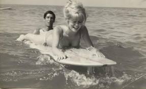 Catherine Deneuve tentando surfar. Fofa.