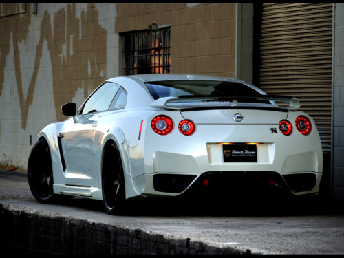 skyline GTR R35 white with blacked out rims D