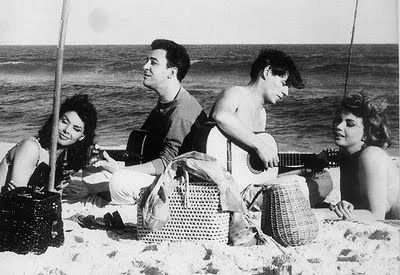 João Gilberto e Tom Jobim levam um som na praia. Queria ser uma dessas moçoilas. Que nada, queria ser o próprio João Gilberto!