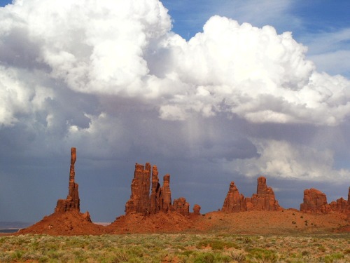 kcowyo:

Thunderhead and the Totem Poles in Monument Valley -
