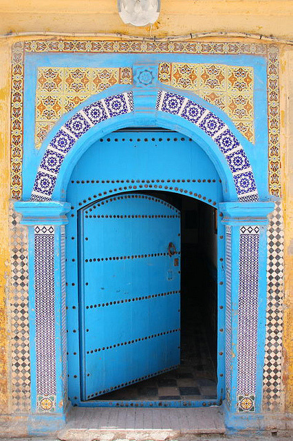 endilletante:

Door in Essaouira by herr_hartmann on Flickr.

