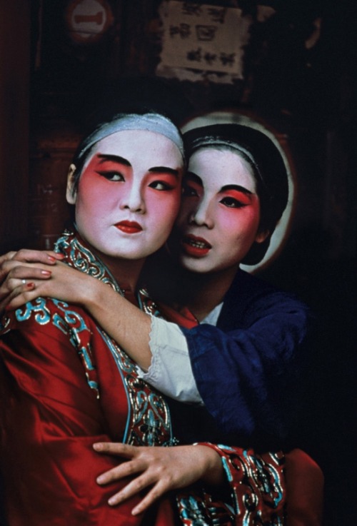 
Steve McCurry, Performers from the Chinese Opera backstage, Hong Kong (1984)
