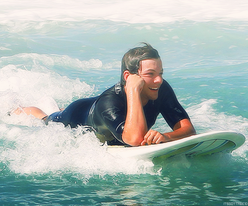 1dloveforbromances:

Louis surfing :)

this is the cutest thing I have ever seen