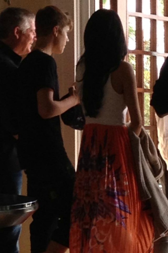 Justin Bieber &amp; Selena Gomez checking into The Inn at Admiral&#8217;s Cove in Jupiter - April 13