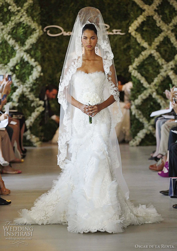 weddinginspirasi:

(via Oscar de la Renta Bridal Spring 2013 Wedding Dresses | Wedding Inspirasi)

