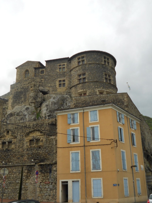 Tässä vielä Tournonin puolella sijaitseva keskiaikainen linna. Kuva on aika surkea, mutta ihastuin kalliosta &#8220;kasvavaan&#8221; rakennukseen :)