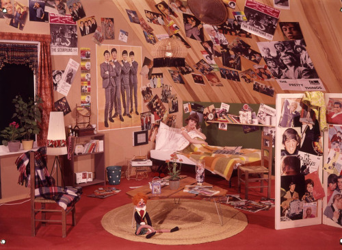 thegilly:

A teenage girl in her room. 