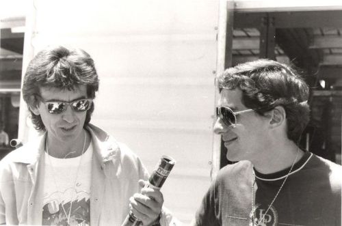 
George Harrison and Ayrton Senna,1986

Bueno, sabemos que uno de los ex-integrantes de The Beatles (sin contar a Lennon que había muerto mucho antes de que Senna se hiciera famoso) tenía un poster de Senna en su casa, lo que nunca supe es si era Starr, Harrison o McCartney :O.