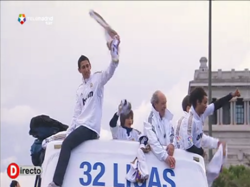 flying-duchess:

soloelsueno:

Jose Junior celebrating like our boys.

OMG LOOK AT HIM
