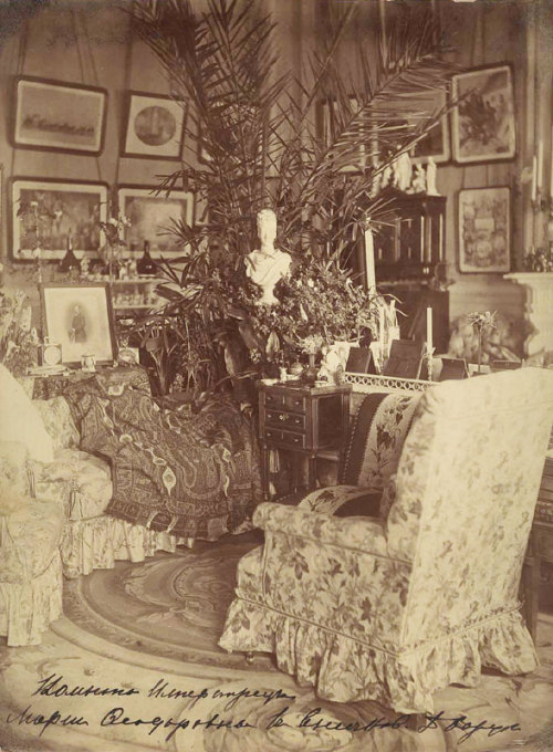 Bedroom of the Empress Maria Feodorovna at the Anichkov Palace.  Not earlier than 1883.
(x)