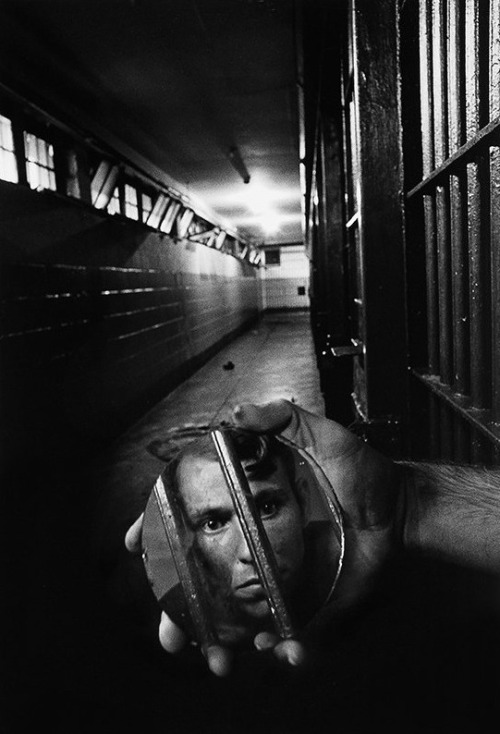 firsttimeuser: Um prisioneiro na solitária, 1979 por Sean Kernan
