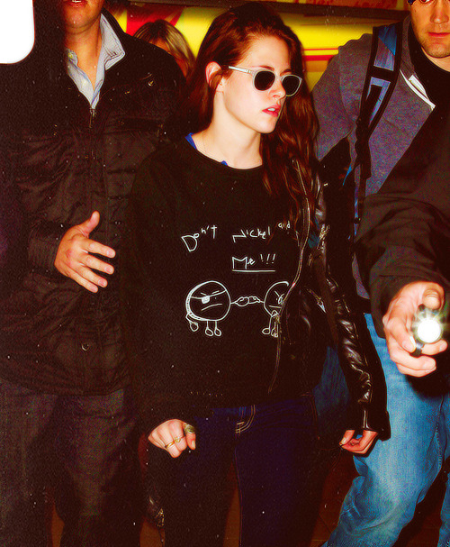 
Kristen arriving in Paris-May 9,2012.(x)
