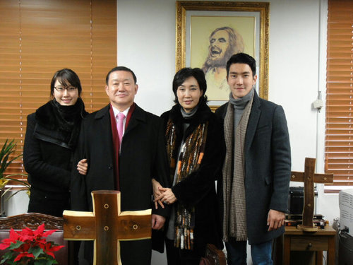 siwon and his family
the pic is really nice and i think finally we have siwons sisters pic