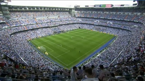 cr7-kaka:

Beautiful white Bernabéu.Vamos for the final match of this season.

