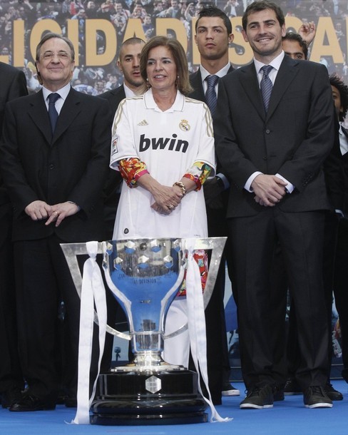  Presentation of the trophy at the town hall (center: Mayor Ana Botella), 14.05.2012(via Photo from Reuters Pictures)
Florentino looking very contented
Cristiano posing professionally
Karim a bit bored
Iker happy but glad that the speeches are over
Marcelo and Altintop: &#8220;peekaboo&#8221;
Everybody thinking: &#8220;Now let&#8217;s got to lunch.&#8221;
