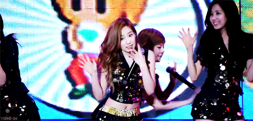 
 Cutie patootie Taeyeon infront.. 
Byun Bunny at the back. lol! 
