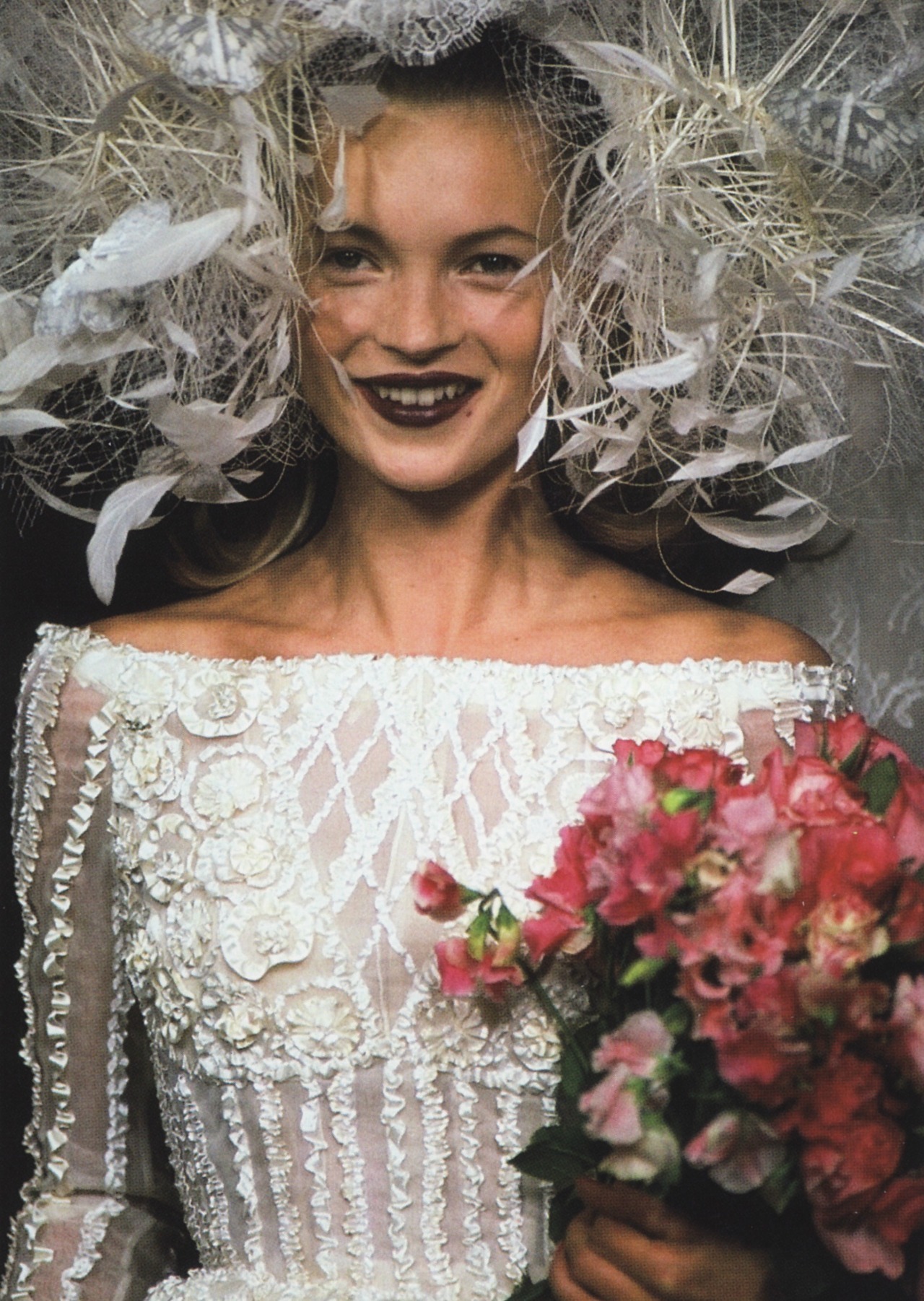 virare:

Kate Moss at Guy Laroche Haute Couture Fall/Winter 1996-97
