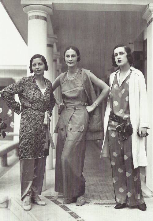 Schiaparelli (au centre) à Deauville, juillet 1929 (photo Seeberger)