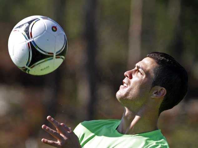 Training 29.05.2012.(via :.: A dança de Ricardo Costa e Ronaldo - Fotogalerias - Jornal Record :.:)