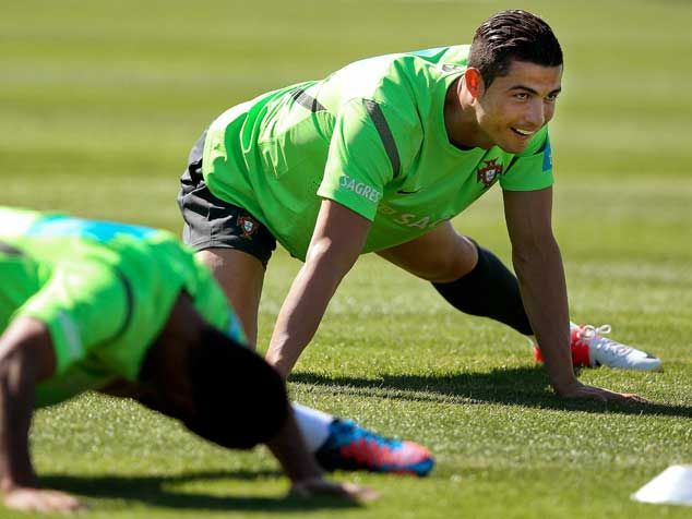 Happy captain.Training 29.05.2012.
(via :.: A dança de Ricardo Costa e Ronaldo - Fotogalerias - Jornal Record :.:)
