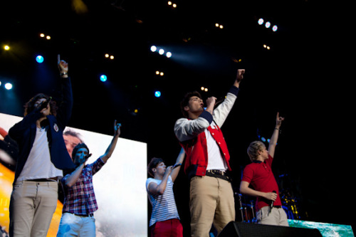 We showed you a behind the scenes look at One Direction&#8217;s closet yesterday. Now here&#8217;s a look at the guys sporting their North American tour looks!

(photo credit: Myrna Suarez)