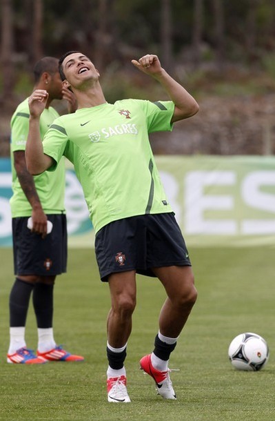 ♥ ♥ ♥
Training 30.05.2012(via Photo from Reuters Pictures)