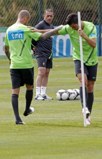 New dance moves? 
Training 30.05.2012(via Photo from Reuters Pictures)
