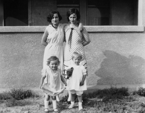 whataboutbobbed:

Norma Jeane Baker with her mother Gladys, her aunt Ida Monroe and Ida’s daughter 
