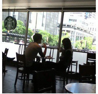 eleanorjcalderlover:  Louis and Eleanor at Starbucks in Chicago. 